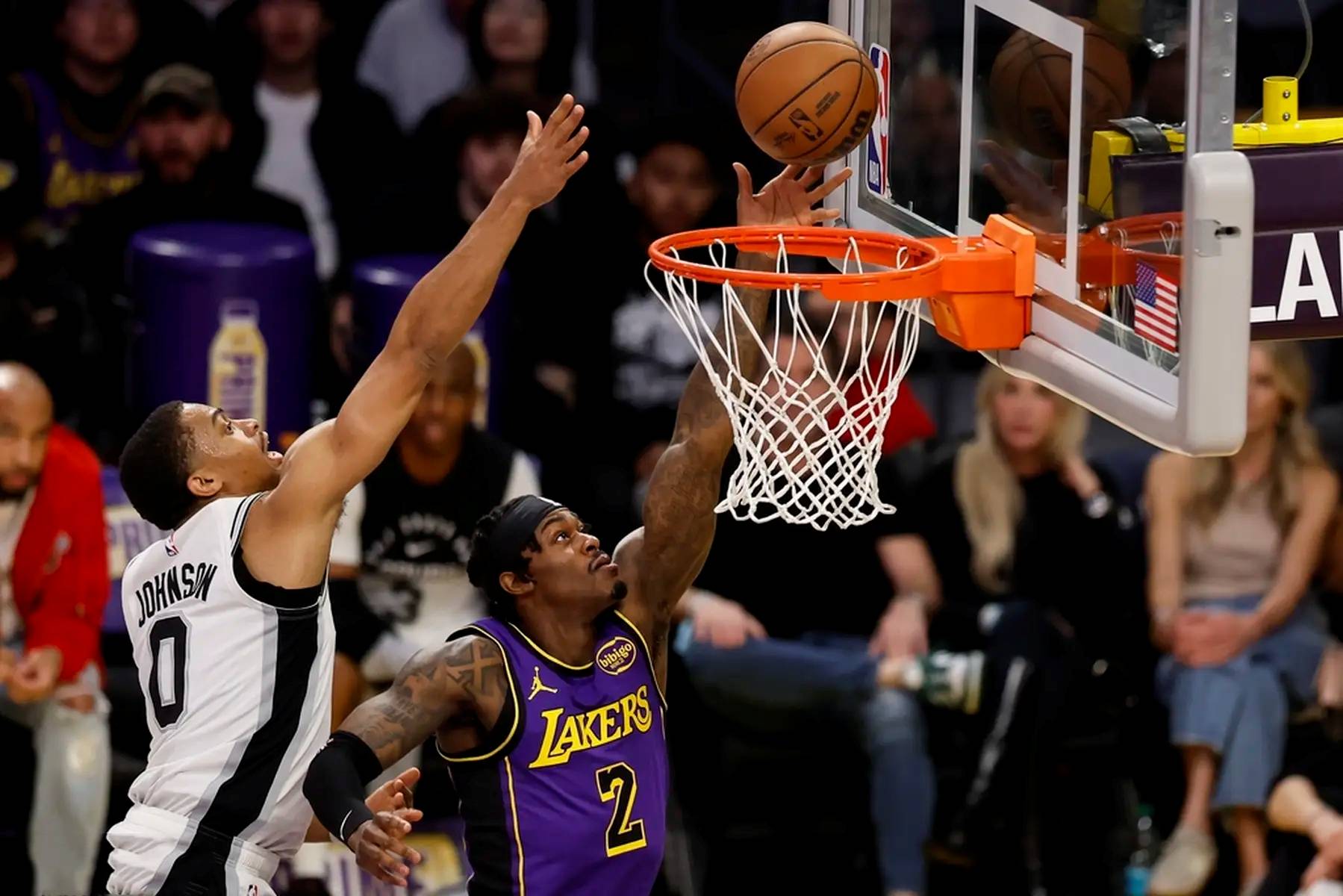 湖人队遇挑战成功击败马刺,豪取胜利 湖人队遇挑战成功击败马刺,豪取胜利