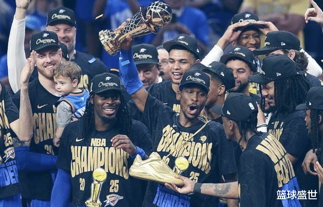 球员在最新篮球赛事中赢得满堂掌声