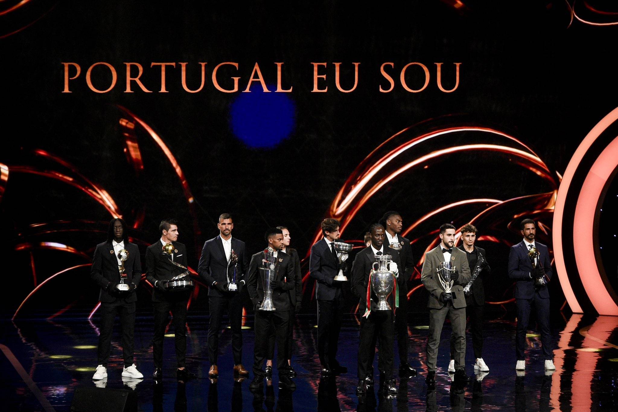 包含欧国联决赛赛果揭晓，冠军奖杯归属早已出炉的词条