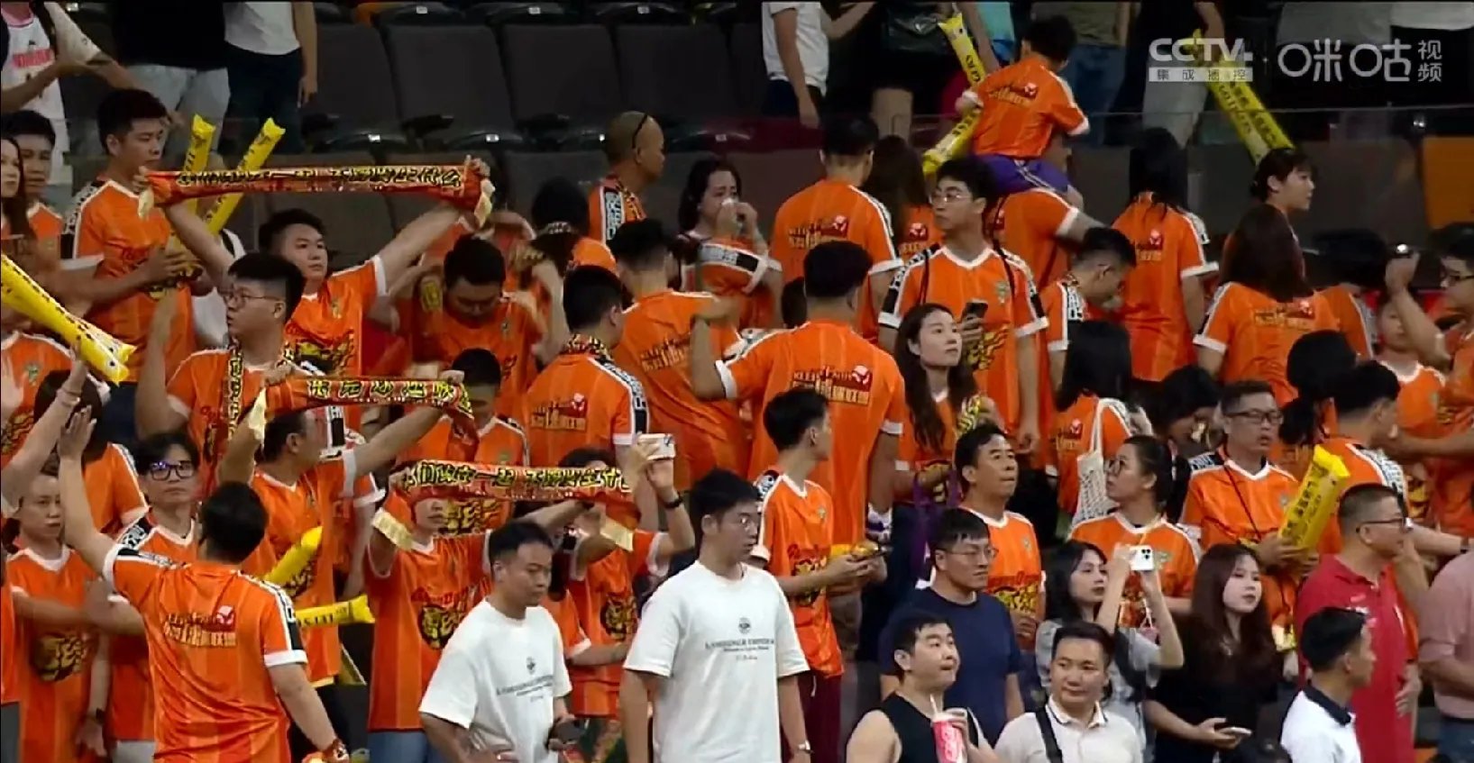 体育竞技场面激烈紧张，观众眼前一亮