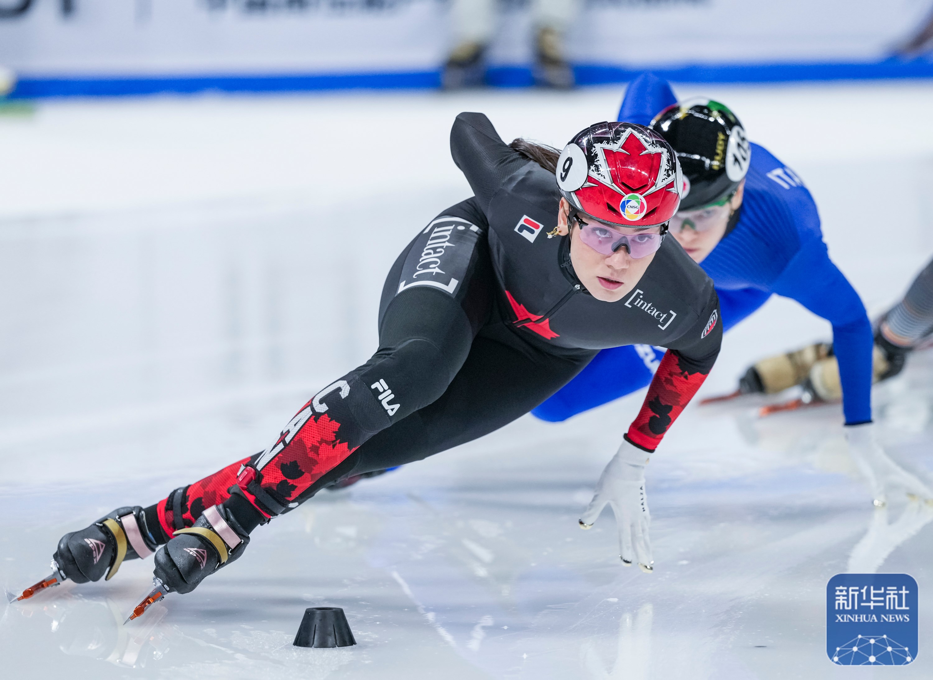 体育竞技场面激烈紧张，观众眼前一亮