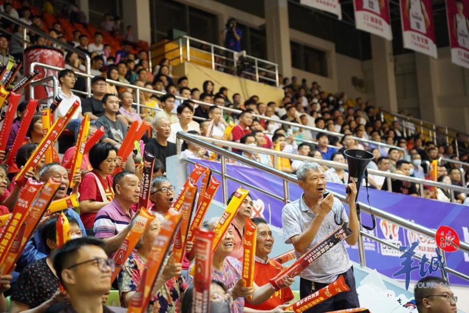 热心球迷支持！篮球联赛看台热情高昂到展现的简单介绍