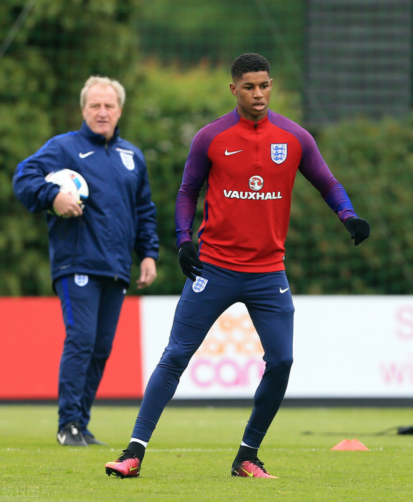 包含西班牙队备战遇困扰，教练组调整战术的词条