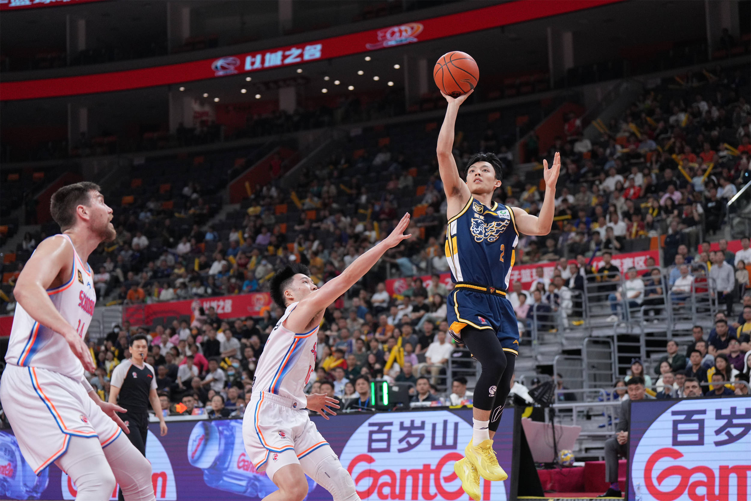 江苏男篮在主场击败广东队，取得关键胜利