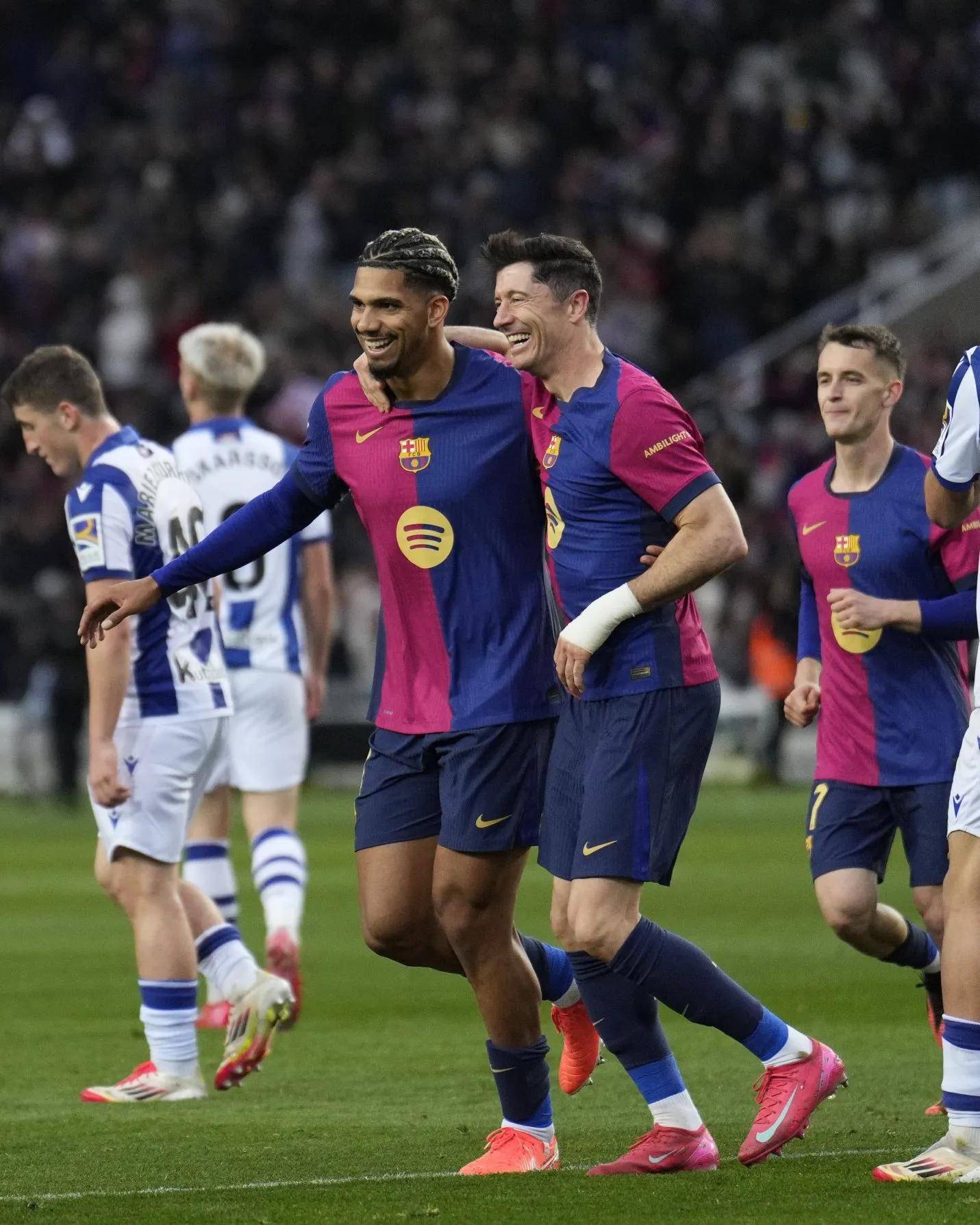 巴黎主场逼平曼联，巴西双星梅开二度