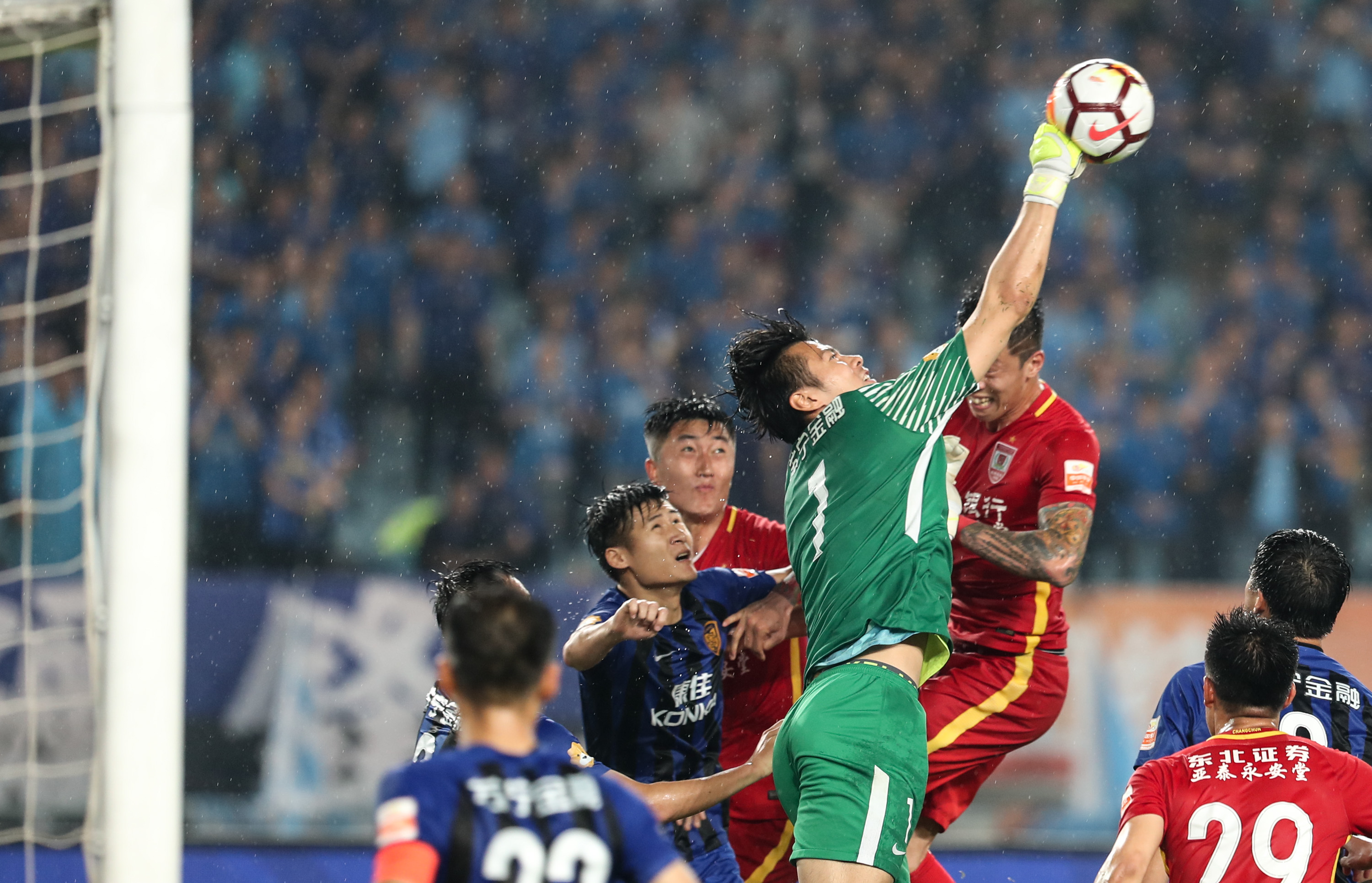 关于江苏苏宁势如破竹，逐渐向中超冠军冲刺的信息