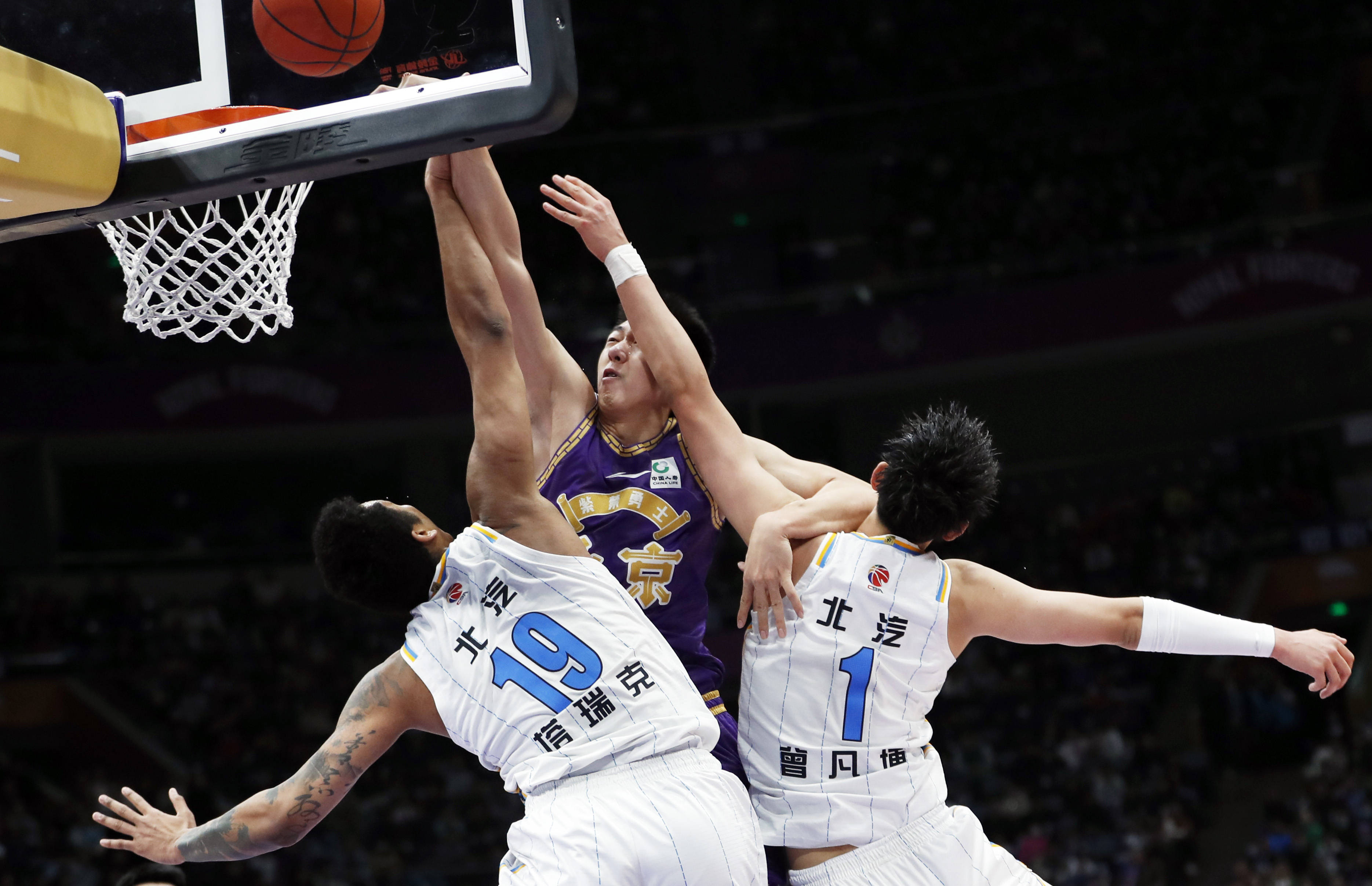 上海久事主场迎战广东队,壮志凌云击败对手 上海久事主场迎战广东队,壮志凌云击败对手