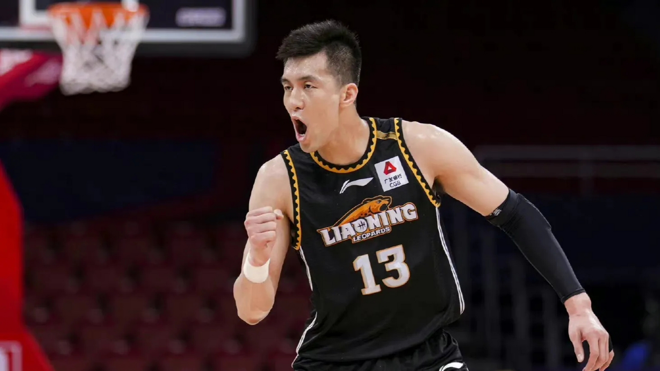 银川男篮努力拼搏,赢得比赛胜利 银川男篮努力拼搏,赢得比赛胜利